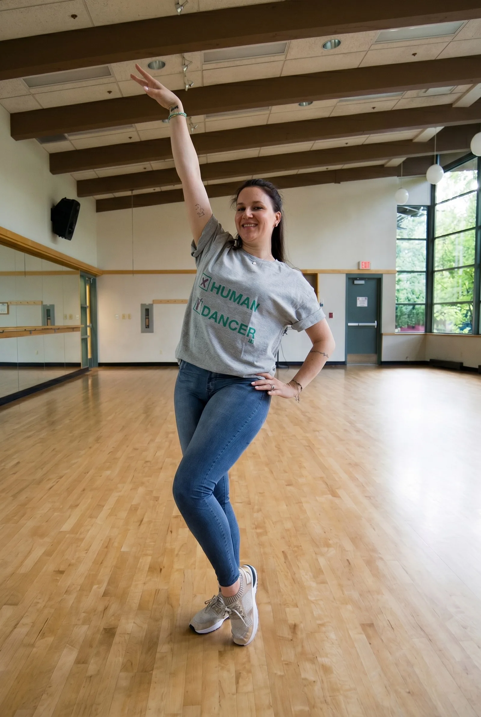 Bailarina em movimento no estúdio, vestindo camiseta da linha Human Dancer