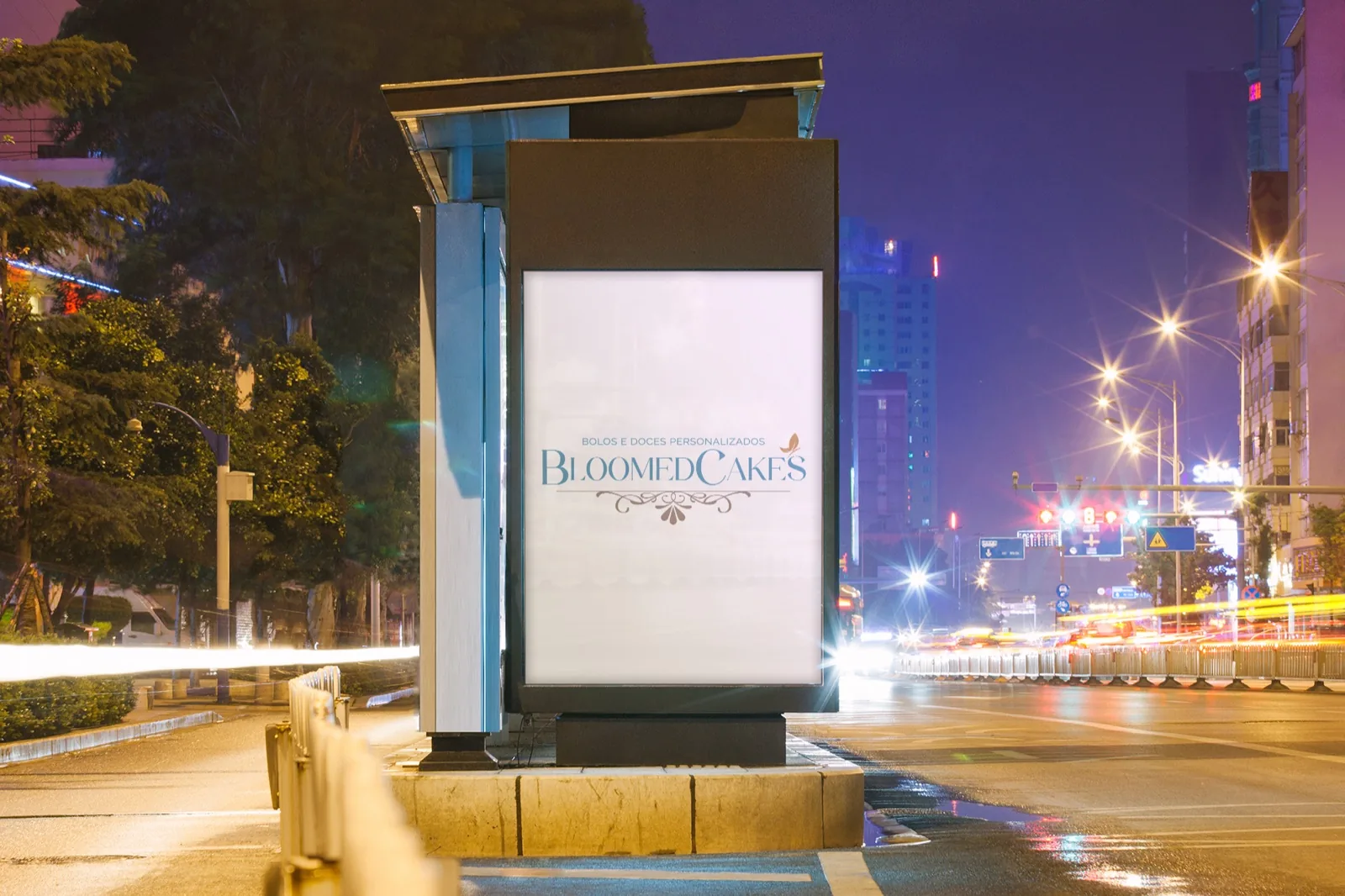 Abrigo de ônibus à noite com painel iluminado da marca Bloomed Cakes