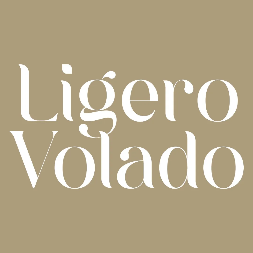 Logotipo Ligero Volado em serifa alta branca sobre campo dourado